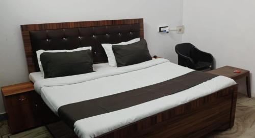 1 dormitorio con 1 cama grande y escritorio en DBR GUEST HOUSE en Gorakhpur