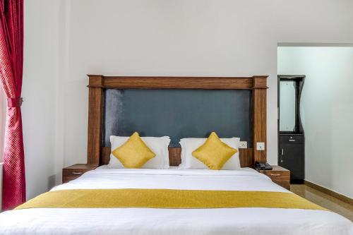 FabHotel Abrigo Residency tesisinde bir odada yatak veya yataklar