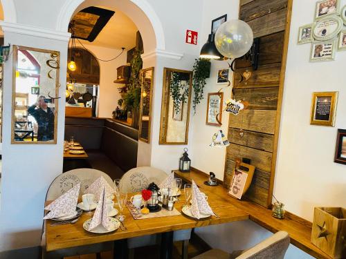 - une salle à manger avec une table et des chaises en bois dans l'établissement Pension Wunderbar, à Naumbourg