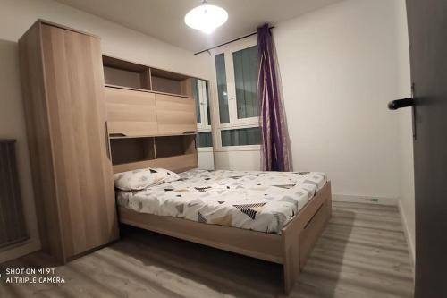 1 dormitorio con cama y ventana grande en Appartement avec un grand parking, en Montélimar
