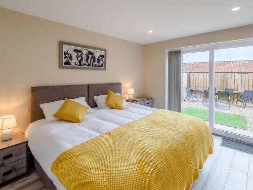 Säng eller sängar i ett rum på 2 bed property in Hornsea 85723
