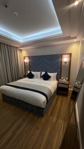 a bedroom with a large bed in a room at La Richy Jeddah in Jeddah
