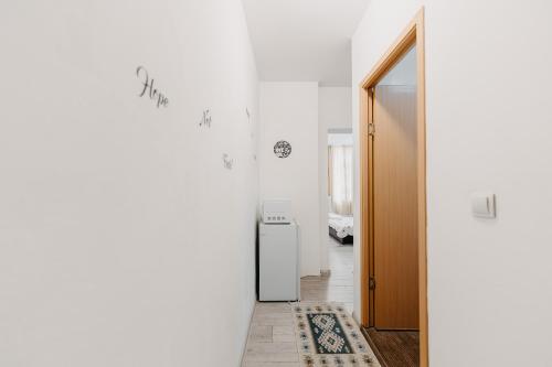um corredor com paredes brancas e um frigorífico branco em Studio Piata Amzei NR.1 (17 A) em Bucareste
