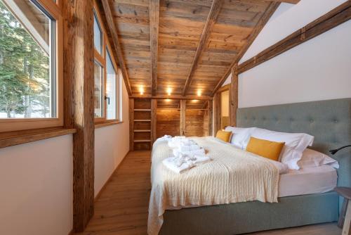 a bedroom with a bed with towels on it at Chalet Marmotta CULM - Luxus Chalet Ski-In Ski-Out in Sankt Anton am Arlberg