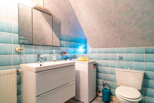 une petite salle de bain avec un lavabo et des toilettes dans l'établissement Jacinthe - Appt dans une villa néo-bretonne, à Plomeur