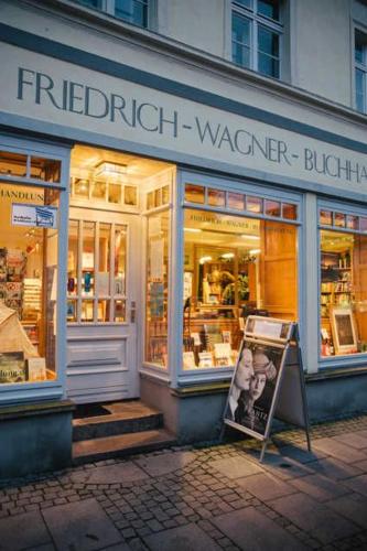 ウッカーミュンデにあるFerien beim Buchhändlerの看板が掲げられた店先
