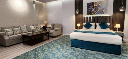 Habitación de hotel con cama grande y sofá en Qasr Al Sahab, en Khamis Mushayt