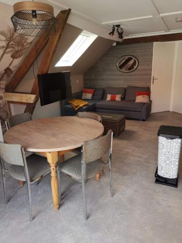 un salon avec une table et un canapé dans l'établissement EVASION, à Fort-Mahon-Plage