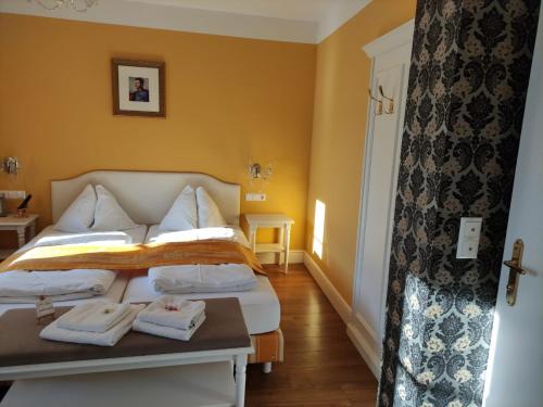 a hotel room with a bed with towels on it at Marius Kammer und Koppel Engelbrecht in Höbersdorf