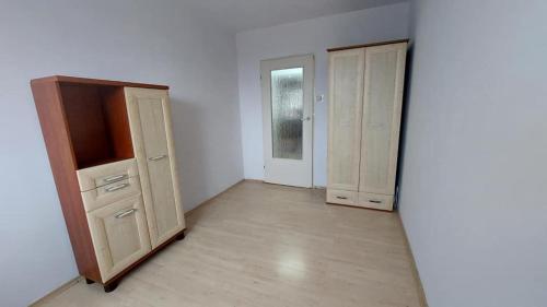 una habitación vacía con dos armarios y una puerta en Tonga Guest House Luxury, en Dhangadhi