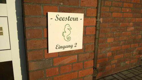 a sign on a brick wall that readssession emergency at FEWO Seestern 231 in der Lagunenstadt in Neuendorf