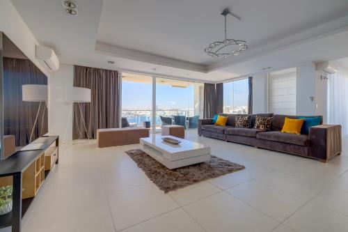 sala de estar con sofá y mesa en Valletta Skyline Serenity Luxury Harbour Views, en Sliema