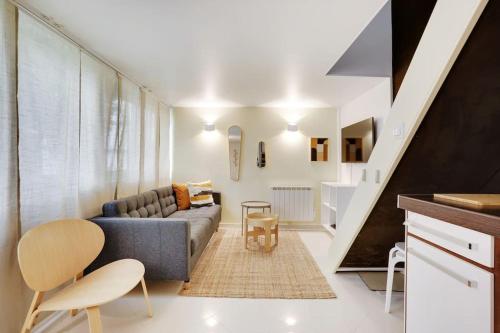 un salon avec un canapé et une table dans l'établissement Jardin plaisance, à Paris