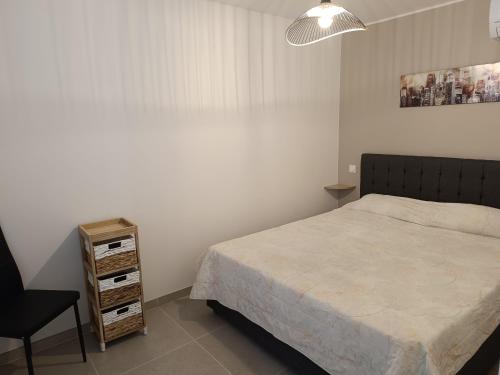 מיטה או מיטות בחדר ב-appartement centre ste maxime, 100 m de la plage