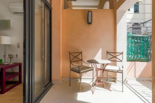 - une chambre avec des chaises et une table dans l'établissement Magnifique Duplex Type Loft, à Nice