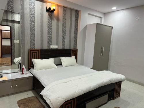 Ένα ή περισσότερα κρεβάτια σε δωμάτιο στο Leela Homestay Indore - Jasmine - One BHK luxury apartment