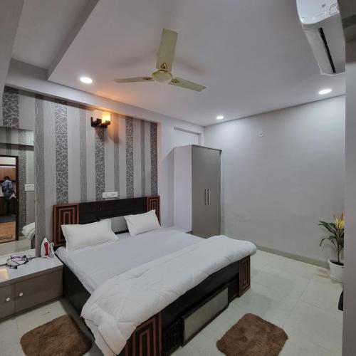 Ένα ή περισσότερα κρεβάτια σε δωμάτιο στο Leela Homestay Indore - Jasmine - One BHK luxury apartment