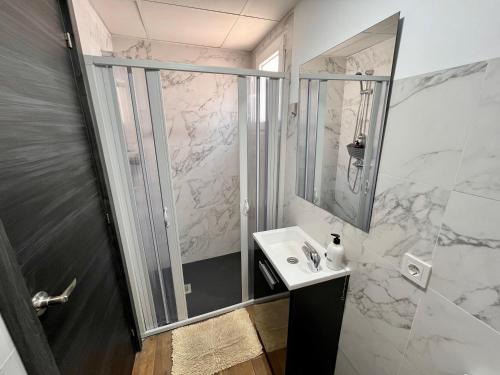 ein Bad mit einem Waschbecken und einer Dusche in der Unterkunft Novelda Centro Habitaciones con baño privado y compartido , cocina y terraza in Novelda