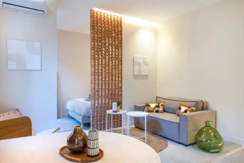 un salon avec un canapé et une table dans l'établissement Place Vauban, à Marseille