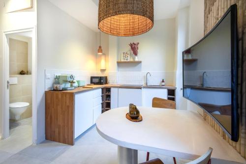 - une cuisine avec une table et un évier dans l'établissement Place Vauban, à Marseille