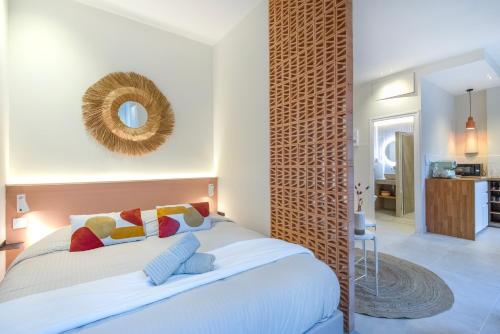 une chambre avec un lit et un miroir au mur dans l'établissement Place Vauban, à Marseille