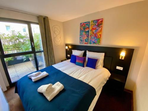 une chambre avec un grand lit avec deux serviettes dessus dans l'établissement Ma place au sud Aix Terrasse Parking, à Aix-en-Provence