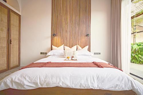 Säng eller sängar i ett rum på MASARA VILLA UMALAS with Rice Field View