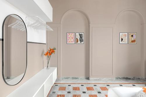 ローマにあるSanta Maria Maggiore Houseの白い部屋(鏡、花瓶付)