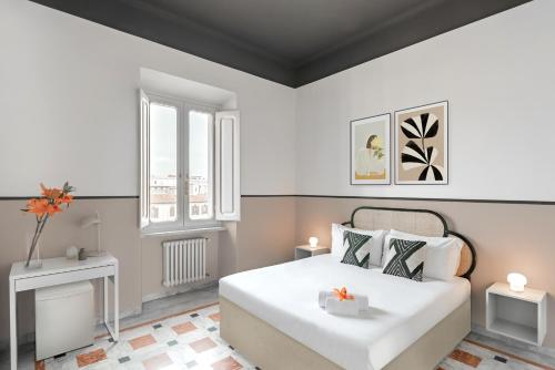 ローマにあるSanta Maria Maggiore Houseのベッドルーム1室(大きな白いベッド1台、窓2つ付)