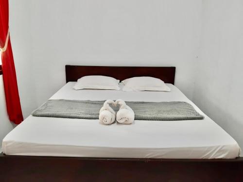 A bed or beds in a room at Tangkoko Twin's Homestay