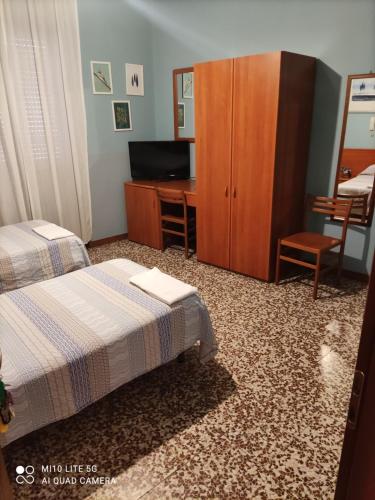 En eller flere senge i et værelse på HOSTAL D'ANNUNZIO HOUSe