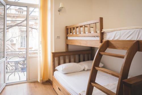 1 Schlafzimmer mit 2 Etagenbetten und einem Balkon in der Unterkunft HH Hotel in Tbilisi City