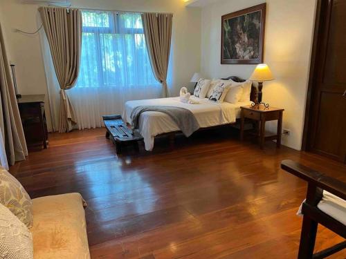 Postel nebo postele na pokoji v ubytování Private and Spacious 4BR 4Bath Villa in Tagaytay , Gated, Near Picnic Grove