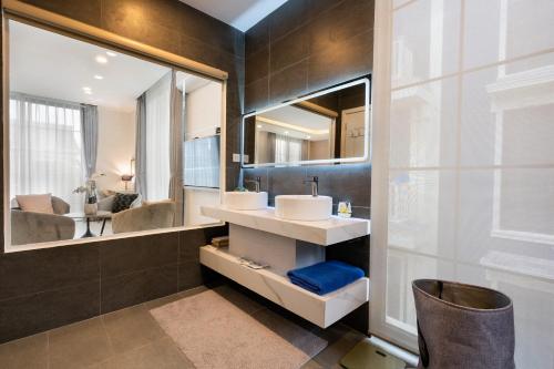 ein Bad mit einem Waschbecken und einem Spiegel in der Unterkunft WONDERLAND HỒ TRÀM in Bà Rịa