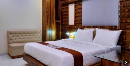 En eller flere senge i et værelse på Hotel Five Star Inn By BookingCare