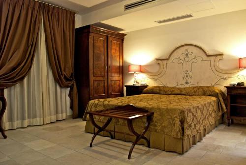 A bed or beds in a room at Vico Regio Hotel