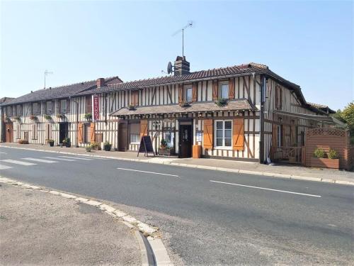 un vieux bâtiment sur le côté d'une rue dans l'établissement La petite auberge, à Châtelraould-Saint-Louvent