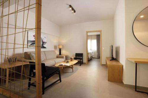 een woonkamer met een bank en een tafel bij Hector Luxury Suite in Athene