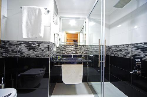 een badkamer met een wastafel, een toilet en een douche bij Ottopera Hotel in Istanbul