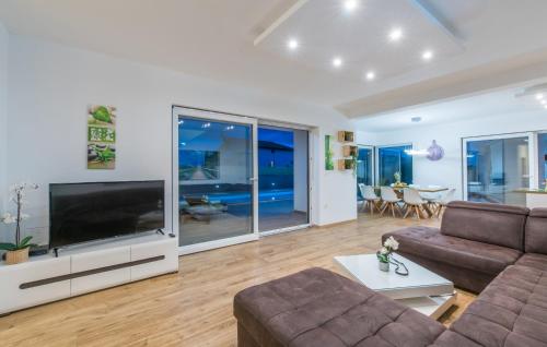 Modern Villa OL&JU for 9 persons in Pula only 1.5 km from the beach with Pool Heating