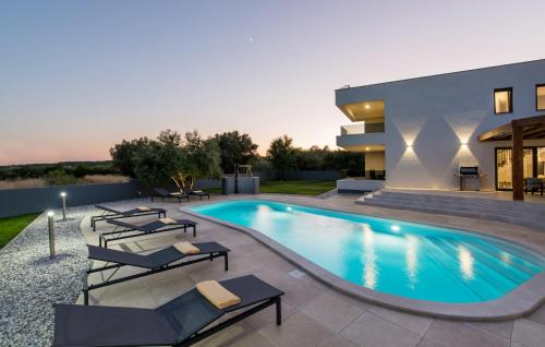 Bazén v ubytovaní Villa Posidonia near Pula with sea view and surrounded by olive trees alebo v jeho blízkosti