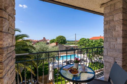 Bazén v ubytovaní Villa Pietra for 6 people near Fažana with sea view - children playground & pet friendly alebo v jeho blízkosti