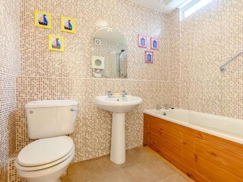 łazienka z toaletą, umywalką i wanną w obiekcie 3 Bed in Brixham BX004 w mieście Brixham