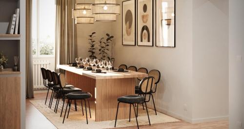 Un comedor con mesa y sillas en colosseo flats and penthouse, en Roma