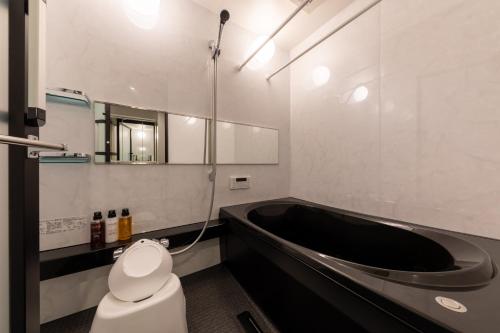 松山大街道HOTELさくら- unmanned hotel - في ماتسوياما: حمام مع حوض ومرحاض ومغسلة