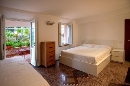 - une chambre avec 2 lits et une fenêtre dans l'établissement Villa delle Palme - Goelba, à Capo D'Arco
