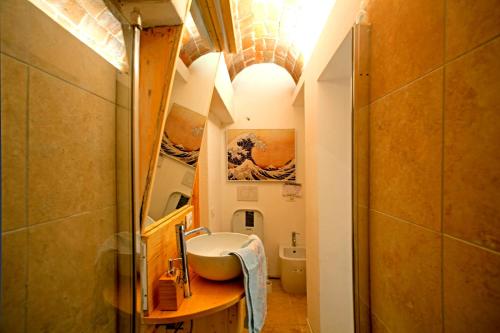 La petite salle de bains est pourvue d'un lavabo et de toilettes. dans l'établissement Villa delle Palme - Goelba, à Capo D'Arco