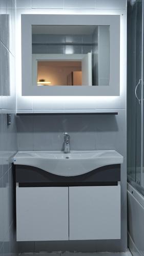 y baño con lavabo blanco y espejo. en ARDOS PARK HOTEL, en Ankara