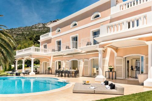 une villa avec piscine et une maison dans l'établissement Villa Monaco - Luxury Living in Cap d'Ail with Bentley, Butler and Heated Pool, à Cap d'Ail
