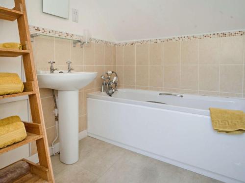 y baño con bañera blanca y lavamanos. en 1 Bed in Cowes IC084, en Cowes